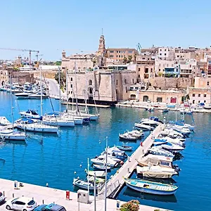 Vittoriosa' Seafront 2 Bed Highly Furnished , Birgu Malta